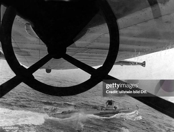 Naval war, Atlantic/ North Sea: A german submarine at sea seen from a FW 200 long range sea reconnaissance plane - 1942 - Photographer: Willi Ruge -...