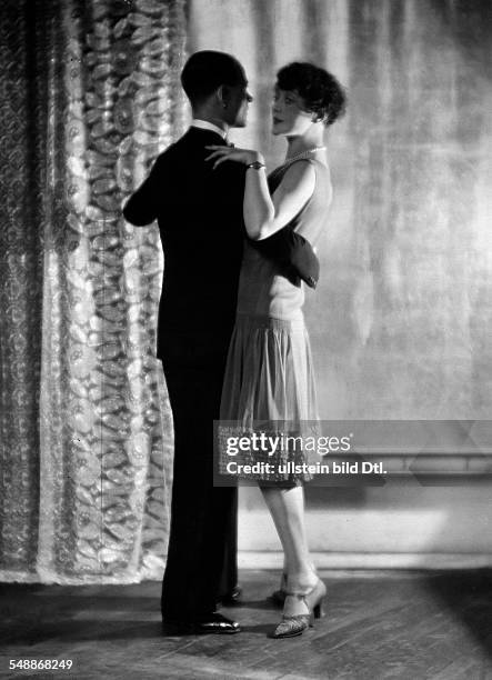 Couple dance: basic position in Charleston - 1926 - Photographer: Mario von Bucovich - Published by: 'Uhu' 01/1926/27 Vintage property of ullstein...