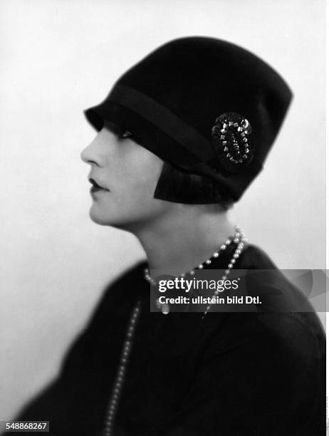 Hilly Etoile - Actress, Dancer - Portrait, side-face, with a felt hat with brooch - Fashion pictures - 1927 - Photographer: Atelier Balasz -...