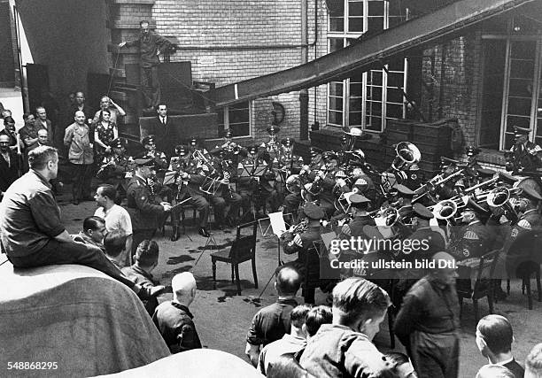 Germany Free State Prussia Berlin Berlin: KdF concert of the Orchestra of the NS-Fliegerkorps at the publishing company ' Deutscher Verlag ' in...