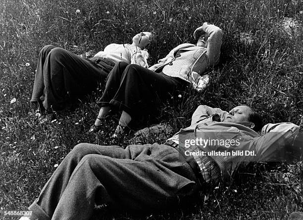 Germany Berlin Berlin: KDF vacationists on a mountain meadow Wiese Bergwiese faulenzen Musse - Photographer: Herbert Hoffmann - Published by: 'Das 12...