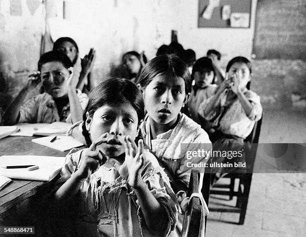 Bolivia : Children in a rural school, a girl calculating with her fingers - 1966 - Photographer: Rudolf Dietrich - Vintage property of ullstein bild