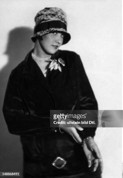 Kitty Lorenz - Dancer, Germany - Portrait, in a coat dress and cloche - 1926 - Photographer: Atelier Balasz - Published by: 'Die Dame' 26/1926...