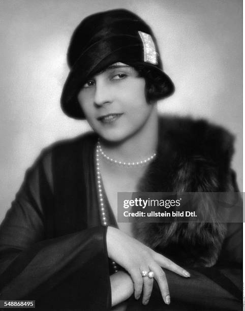 Mara Markhoff - Actress - Portrait, hat with a fibula and pearl necklace - 1927 - Photographer: Atelier Balasz - Published by: 'Die Dame' 06/December...