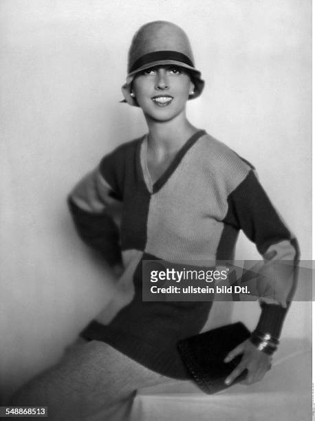 Petra Fiedler - Fashion illustrator, Editor of 'Die Dame', Germany - Portrait in a V-necked two-tone sweater - 1927 - Photographer: Atelier Balasz -...