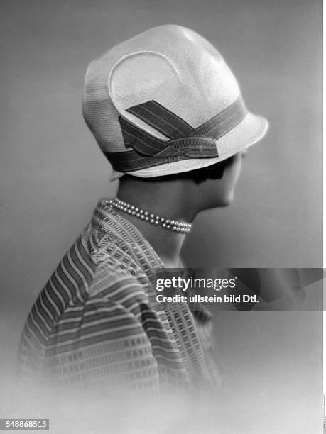 Hilly Etoile - Actress, Dancer - Portrait with Hat - Fashion pictures - 1927 - Photographer: Atelier Balasz - Published by: 'Die Dame' 10/1927...