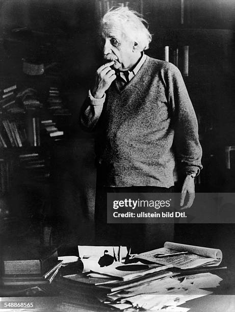 Einstein, Albert - physicist, Germany/USA *14.03.1879-+ - in his study - 1940 - Vintage property of ullstein bild