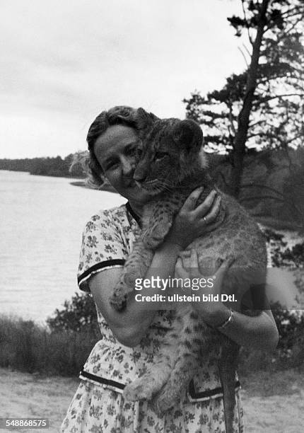 Goering, Emmy - Actress, Germany *24.03.1893-+ 2. Ehefrau von Hermann Goering - with the lions 'Cesar' in Hermann Goering's estate Carinhall in the...
