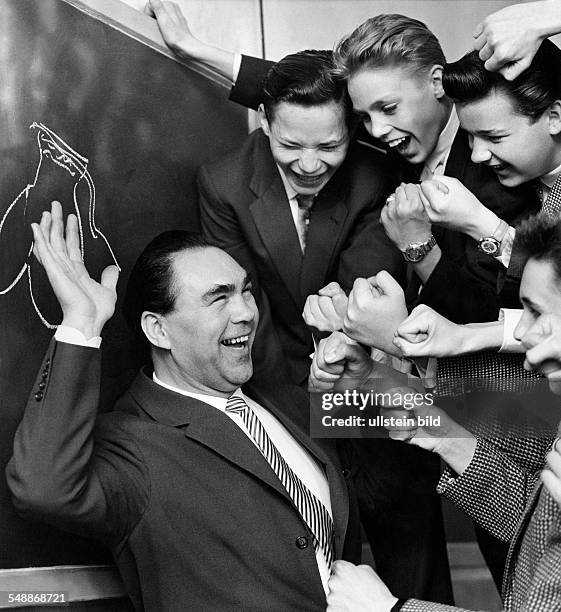 Schmeling, Max - Sportsman, Boxer, Businessman, Germany *28.09..2005+ - during a funny dispute with pupils in the classroom - 1957 - Photographer:...