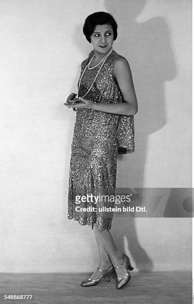 La Jana - Actress, Dancer, Austria / Germany *-+ nee: Henriette Margarethe Hiebel - full-figure portrait in an evening dress in Charleston-style -...