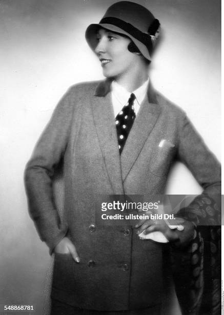 Fashion: baroness Elizabeth Hatvany in a casual costume - 1928 - Photographer: Edith Barakovich - Published by: 'Die Dame' Vintage property of...