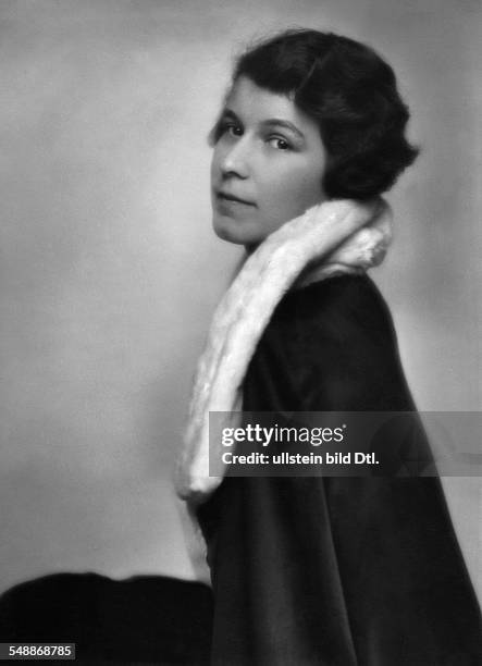 Ravene, Olga - Portrait with white fur collar - about 1927 - Photographer: Mario von Bucovich - Published by: 'Die Dame' 09/1927 Vintage property of...