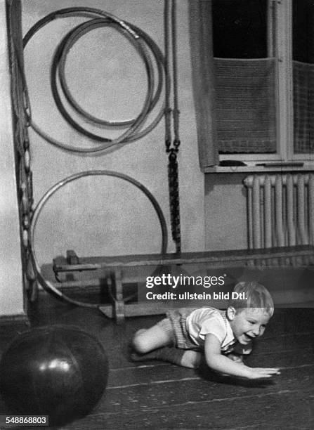 Series: sport in the kindergarten - a little boy fell from a medicine ball - 1943 - Photographer: Usa Borchert - Published by: 'Signal' 03/1943...