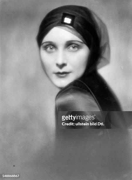 Baroness Edith von Winterfeld - Portrait - wearing a turban made of tulle with clasp - 1929 - Photographer: Mario von Bucovich - Published by: 'Die...