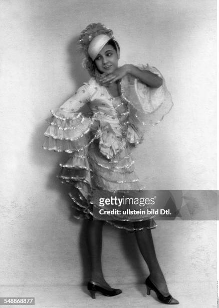 La Jana - Actress, Dancer, Austria / Germany *-+ nee: Henriette Margarethe Hiebel - full-figure portrait in a Spanish-folk costume with hat - 1927 -...
