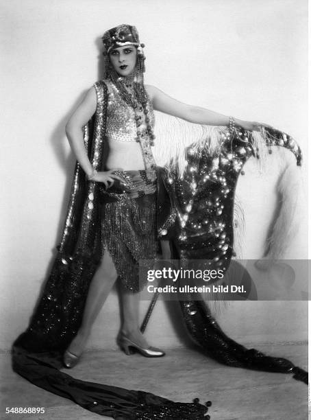Alanova, Alicia - Dancer, Russia - full-figure portrait, role-picture in the revue 'Der Zug nach dem Westen' - 1926 - Photographer: Atelier Balasz -...
