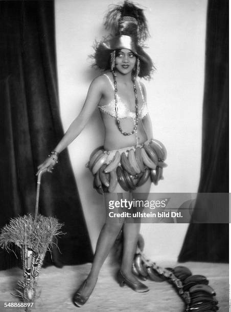 Bayton, Ruth - Dancer, USA *-?+ Dancer of the Folies Wagram - full-figure portrait in a banana skirt, role-picture in the Revue 'Der Zug nach dem...