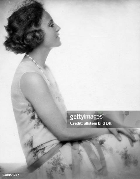 Tordy, Christa - Actress, Germany *1902-1945+ - wearing a summer dress - 1927 - Photographer: Edith Barakovich - Vintage property of ullstein bild