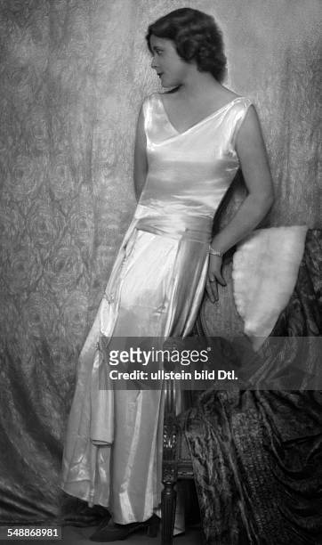 Maren, Grete - Schauspielerin, Austria - in a white silk dress - 1930 - Photographer: Edith Barakovich - Published by: 'Tempo' Vintage property of...
