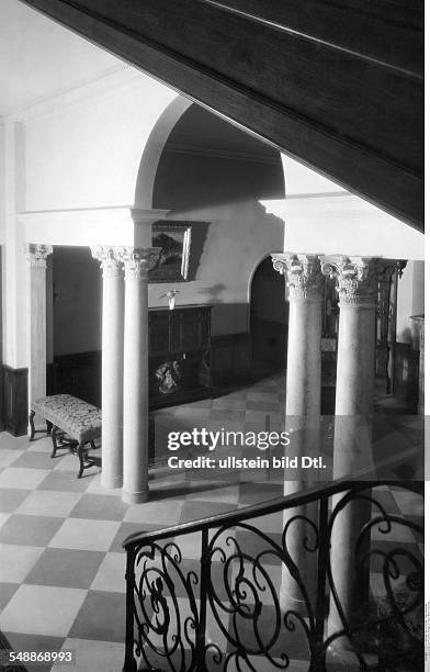 Ullstein, Louis - Publisher, Germany *1863-1933+ 'Haus im Park ' at Berlin-Grunewald, Hoehmannstrasse: The Hall Architect: Alfred Breslauer -...