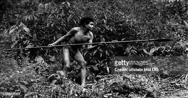 The former state Siam : The tribe Phit Tong Luang: Siam - man with a long lance, huntig in the forest - ca. 1937 - Photographer: Hugo Adolf Bernatzik...