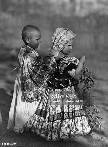 Girl and boy dressed in traditional costumes - ca. 1935 - Photographer: Rudolf Balogh - Published by: 'Blatt Wien' 21/1935 Vintage property of...