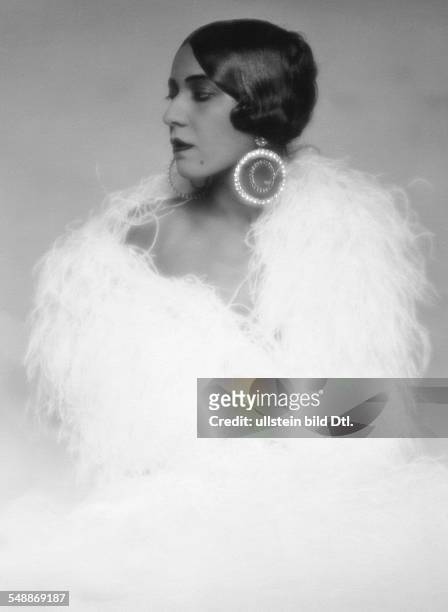 Walker, Ruth - Dancer, USA - Portrait with a feather boa - about 1928 - Photographer: Mario von Bucovich Vintage property of ullstein bild