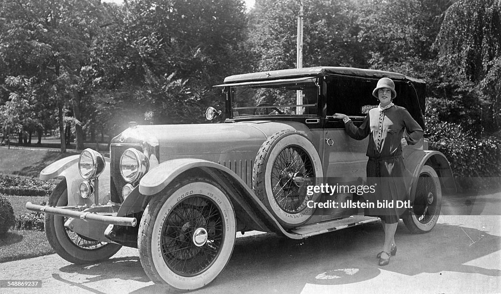 Ms. Brenner with the Minerva car during the motor race in Baden-Baden - Photographer: Atelier Binder - Published by: 'Die Dame' 25/1925 Vintage property of ullstein bild