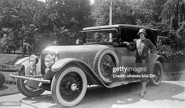 Ms. Brenner with the Minerva car during the motor race in Baden-Baden - Photographer: Atelier Binder - Published by: 'Die Dame' 25/1925 Vintage...