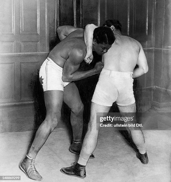 Boxing: two boxers demonstrate what is not allowed in boxing - clinching - 1921 - Photographer: Alfred Gross - Published by: 'Berliner Illustrirte...