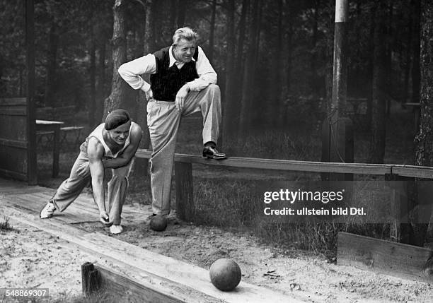 Hans Breitensträter *09.02.1897-+ - German Boxer Ernst Pistulla *-+ - German Boxer Training with skittles balls - undated - Photographer: Alfred...