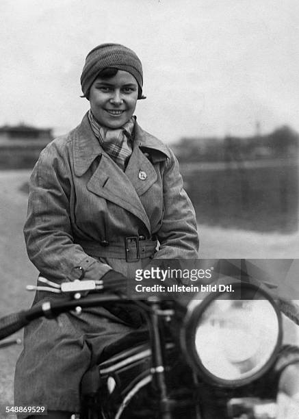 Koehler von Skal, Hanni - Sportswoman, Motorcyclist, Writer, Germany *1907- Baronesse of Skal at the palace Ellgut Portrait on a motorcycle - ca....