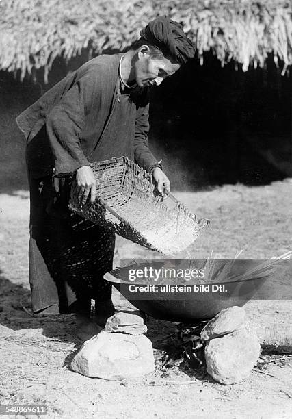 Thailand: A man of the Miao people preparing the sacrificial paper leaves - um 1938 - Photographer: Hugo Adolf Bernatzik Vintage property of ullstein...