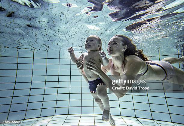 child learning to swim. - baby schwimmen stock-fotos und bilder