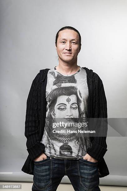 studio portrait of young man - graphic t shirt stock-fotos und bilder