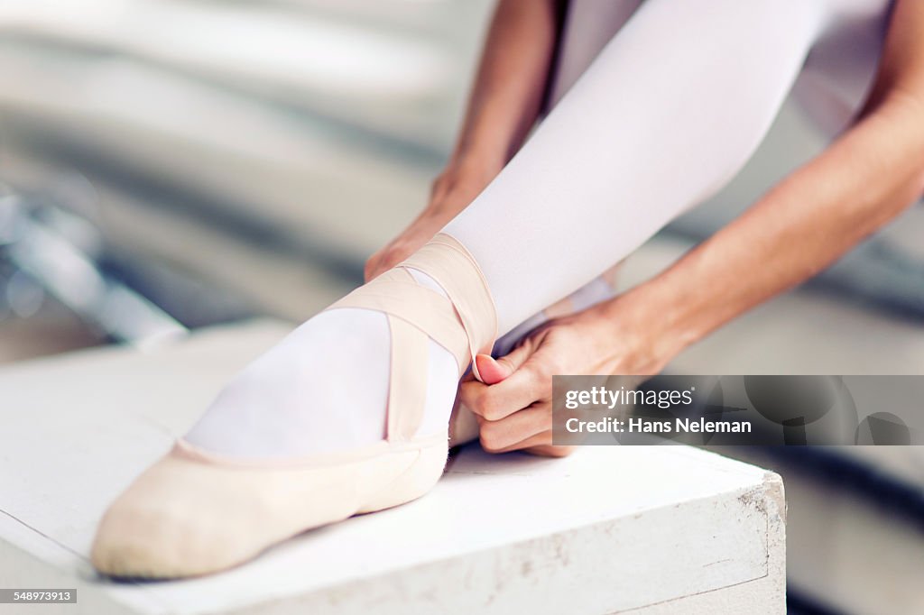 Ballet String Close Up Of Ballet Dancer Tying Her Ballet Shoe High-Res Stock Photo ...