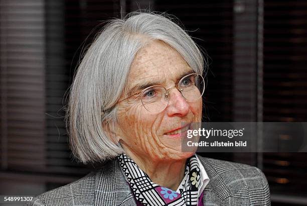 Donna Leon . Schriftstellerin. USA. Signierstunde im Berliner Kulturkaufhaus Dussmann.