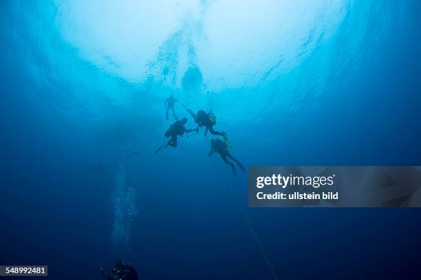 Divers decompress with Oxygen after deep Wreckdive at Decompression Trapeze, Marshall Islands, Bikini Atoll, Micronesia, Pacific Ocean