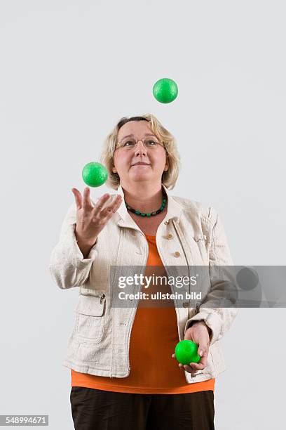 Theresia Bauer , State Minister for Science, Research and Art. With juggling balls.