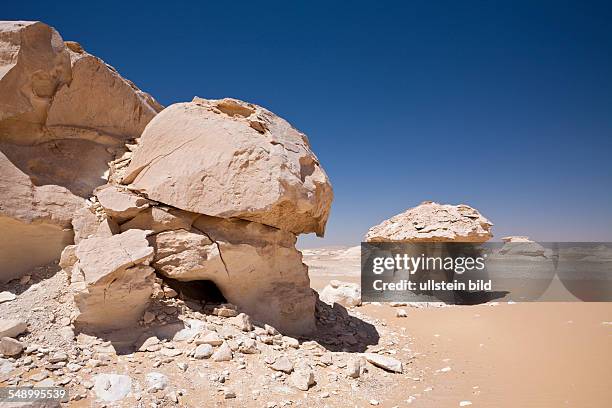 Libya Desert Rocks White Desert National Park Libyan Desert Photos and Premium High Res ...