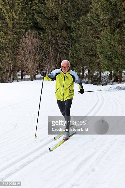 Senior im Winter beim Langlauf mit Skiern