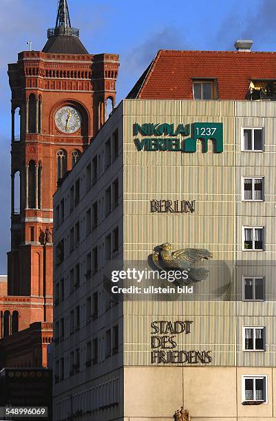 Im Nikolai-Viertel wird mit einer Plakette an der Giebelwand auf das Gruendungsjahr 1237 hingewiesen, im Hintergrund der Turm des Roten Rathauses