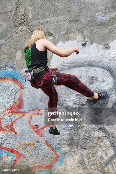 Deutschland, Berlin, , Kletterwand am ehem. Flakbunker im Humboldthain, Jacob