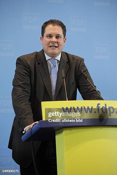 Patrick Döring, Generalsekretär der FDP, am Rednerpult auf einer Pressekonferenz in Berlin