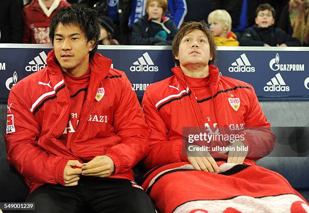 Gotoku SAKAI neben Shinji Okazaki auf der Ersatzbank, Fussball 1. Bundesliga, Spieltag 18, FC Schalke 04 - VfB Stuttgart 3:1