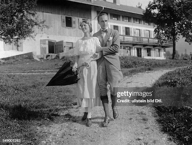 Veidt, Conrad - Actor, Germany *22.01.1893-+ Portrait with his wife Gussy Holl promendading - ca. 1920 - Photographer: Frankl - Published by: 'Die...