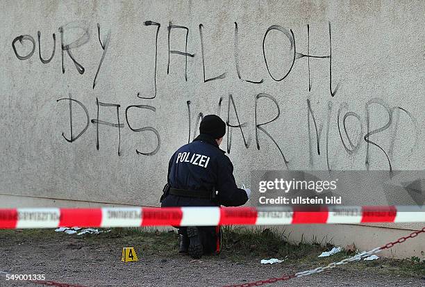 Dessau Brandanschlag auf das Polizeirevier Wolfgangstraße / Unbekannte Täter warfen Molotow-Cocktail an eine Tür im Polizeirevier und sprühten die...