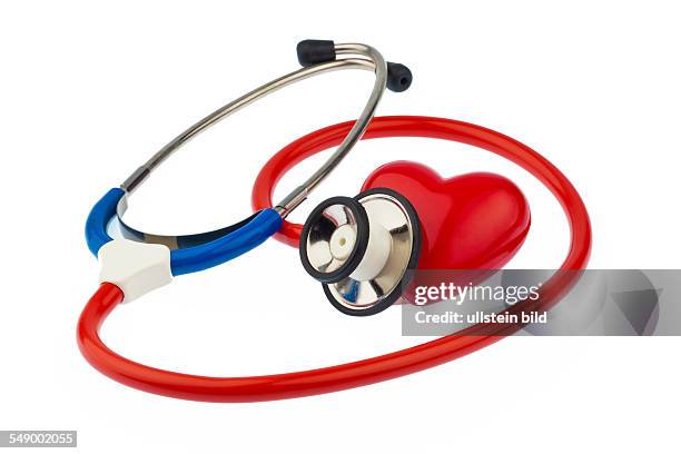 Ein Stethoskop und ein Herz auf weißem Hintergrund. Vorsorge für Herzkrankheiten.