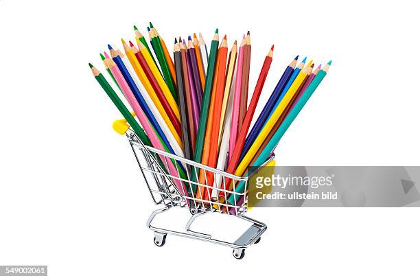 Buntstifte in verschiedenen Farben in einem Einkaufswagen.