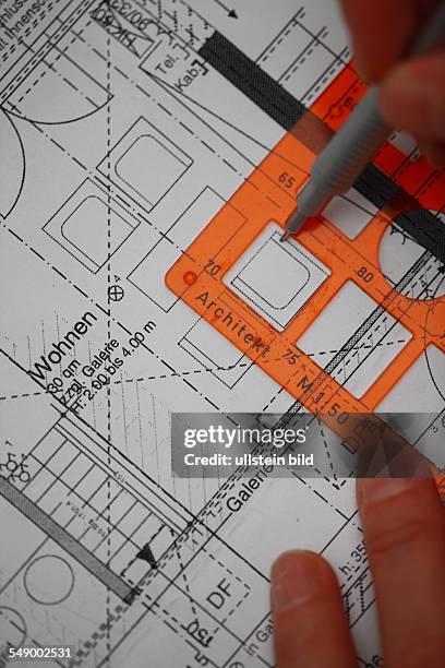 Architektenplaene mit Schablone komplettiert, Mobiliar wird eingetragen.